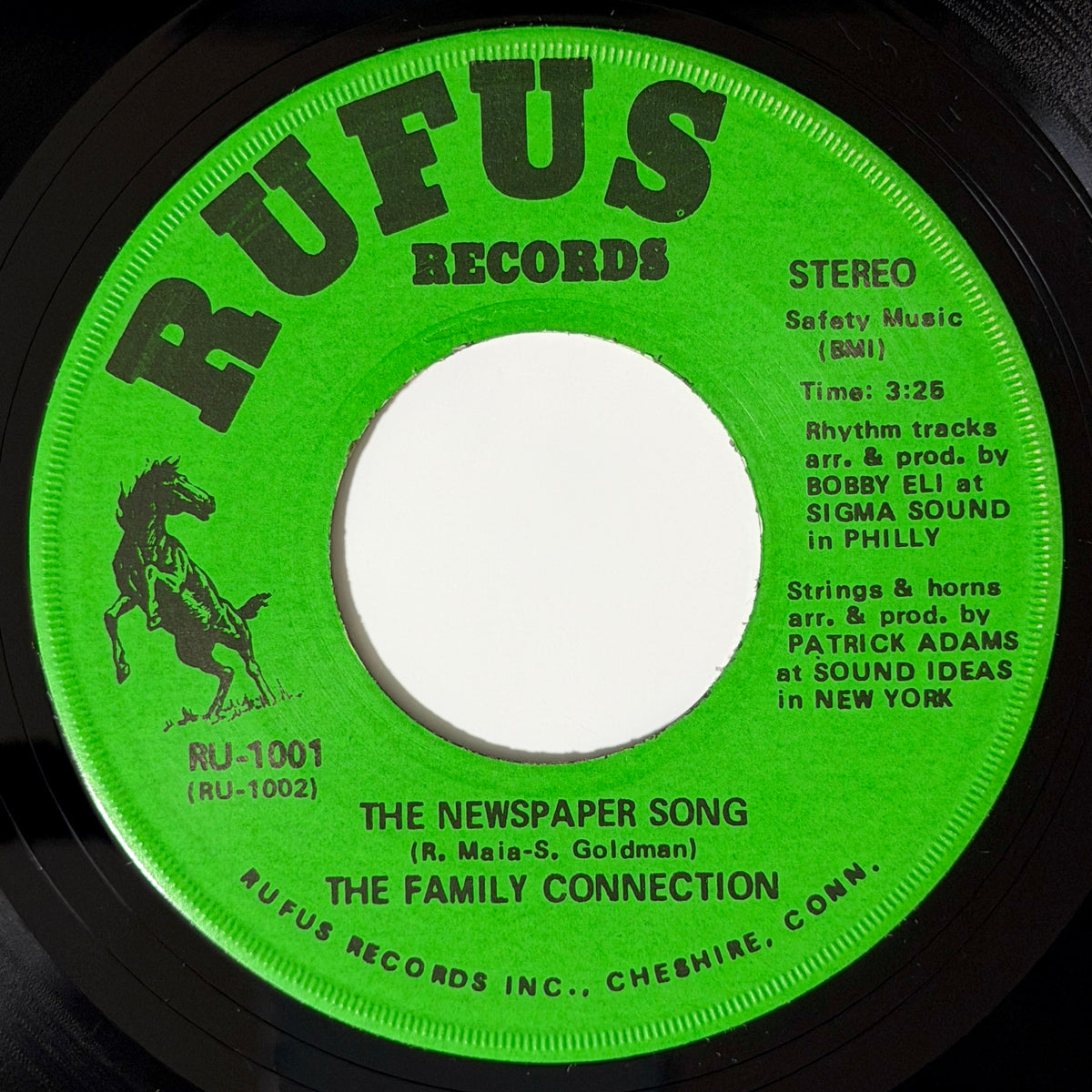 Family Connection - Black Pearl / Newspaper Song [1974 US Original Press - Rufus RU-1001] (7inch)_2